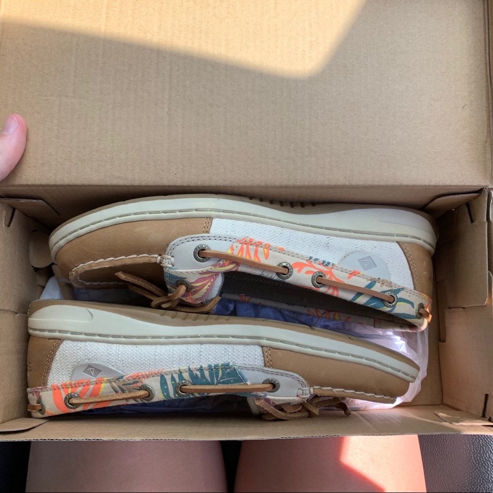 NIB SIZE 6 SPERRYS